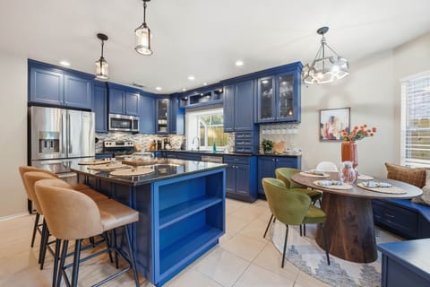 Breathe, move, mingle! Our open floor concept gives you all the space you need to hang out, laugh, and make every moment feel bigger, brighter, and better.