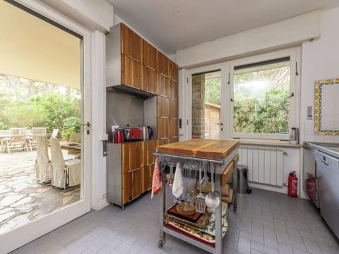 Flooring, Wood, Interior Design, Floor, Kitchen, Furniture, Ceiling, Lighting, Cabinetry, Home