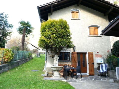 House, Home, Residential Area, Cottage, Door, Garden, Yard, Backyard, Landscaping, Houseplant