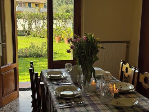 Furniture, Interior Design, Table, Tableware, Wood, Dining Room, Chair, Kitchen & Dining Room Table, Tablecloth, Serveware