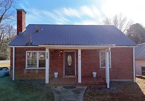 Historic 2br/1ba home in downtown Ducktown TN Convenient to Blue Ridge GA