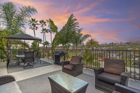 Spacious rooftop deck w/ lounge seating & dining table, perfect for sunset evenings outdoors