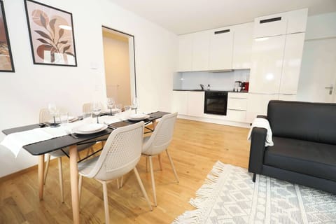 Open plan living room & kitchen 