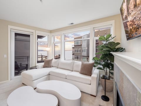 Unobstructed waterfront + sunset views