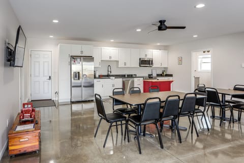 Living Room | Free WiFi | Mini-Split Heating & A/C | Smart TV