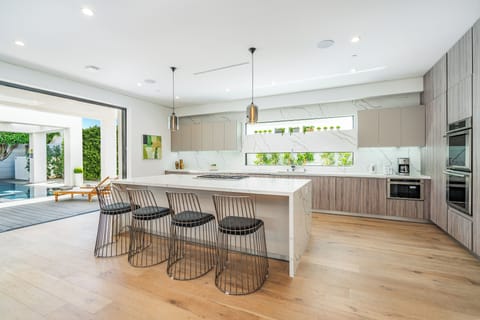 Fully Equipped Expansive Kitchen, Ice Maker, Microwave, Stove, Freezer
