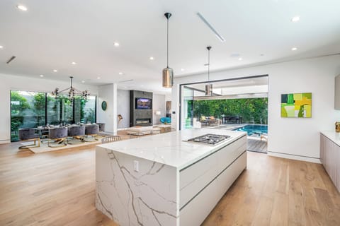 Hotel-Level Service. Ultra-luxury living & entertaining on a grand scale