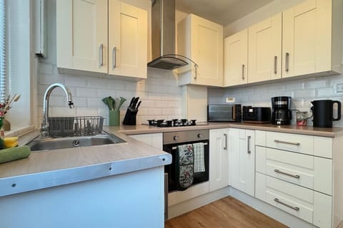Fully equipped kitchen with oven and appliances