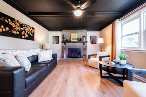 2nd living room 