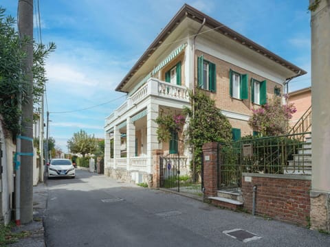 Building, Window, Residential Area, House, Home, Neighbourhood, Architecture, Human Settlement, Door, Suburb