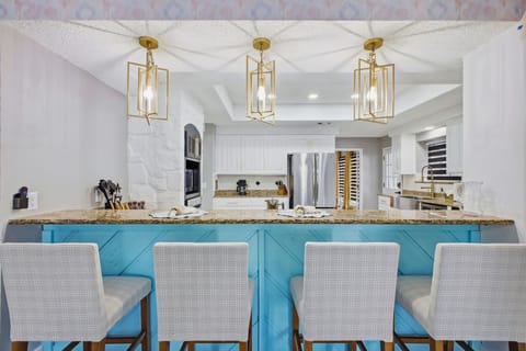 From morning coffee to evening cocktails, this counter is perfect for cooking, chatting, and making every meal feel like a vacation moment.