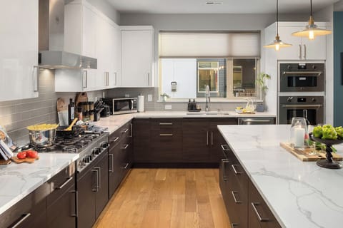 Where good food, great company, and golden sunsets meet!