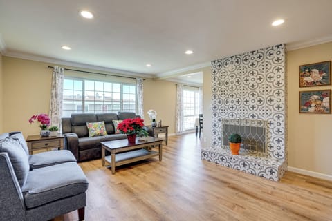 Living Room | Free WiFi | Central Heating & A/C | Smart TV