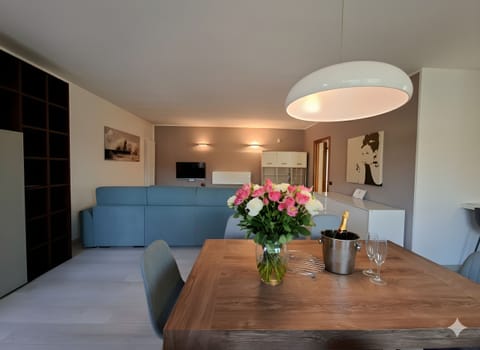 Spacious living area in this apartment located in Peschiera del Garda, consisting of an open-plan living room and dining area. The space is furnished with a dining table, chairs, sofa, and relaxation area, ideal for convivial moments and comfort during your stay.