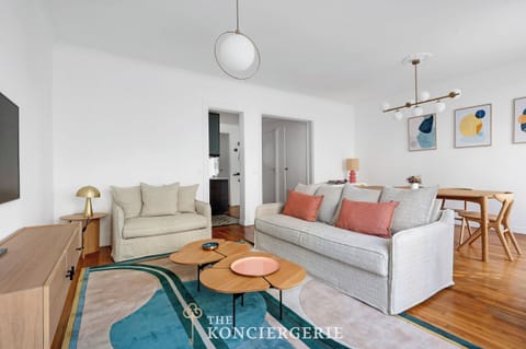 Espace de vie avec canapé confortable, TV connectée et coin repas