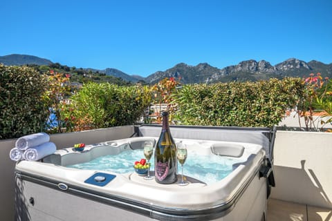 Outdoor spa tub