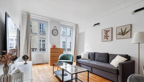 Espace de vie avec canapé confortable et TV connectée