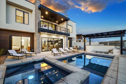 Private Backyard Oasis - Pool, Spa, Firepit, Sports Court