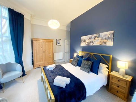 Master Bedroom - Luxury King Bed