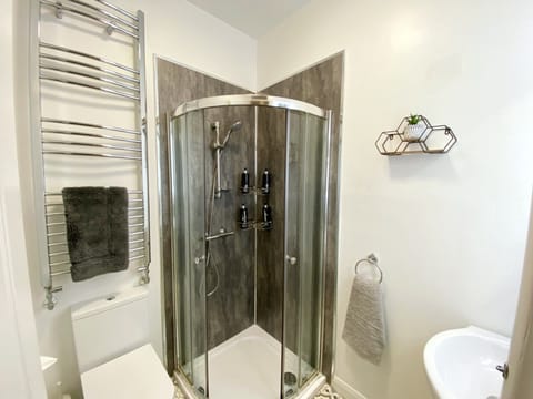 Redcliffe Apartment B - Bathroom