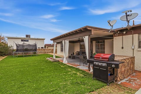 Spacious & Beautiful Backyard / Relaxing Setting / BBQ / Trampoline