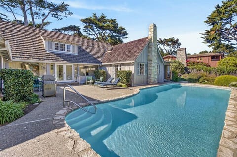 Welcome to 'Love' ~ Grand Redwood Home, Steps to the Beach!