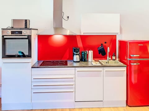 Kitchen Appliance, Kitchen, Major Appliance, Home Appliance, Refrigerator, Countertop, Interior Design, Cabinetry, Flooring, Furniture