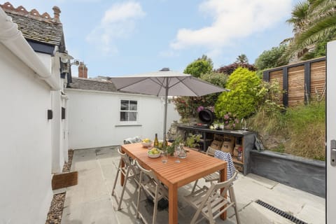 Lower patio area with dining table and outdoor kitchen - Stay Ca Holidays