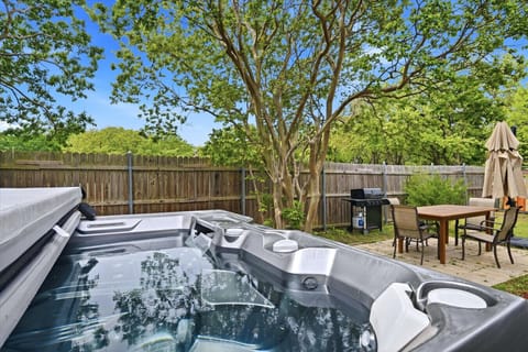 Backyard | Hot Tub | BBQ Grill & Dining Set