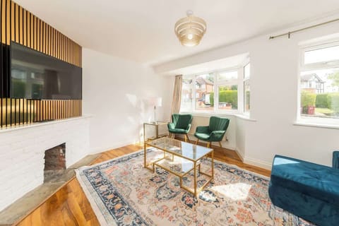 Proper living space with comfortable seating, fast WiFi and room to stretch out. Watch TV, FaceTime home or just switch off after a long shift.