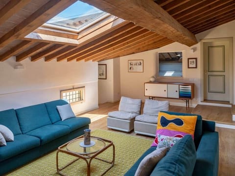 sala con poltrone, divani, camino e tv (con prime video, Netflix, dazn, Spotify ecc.)