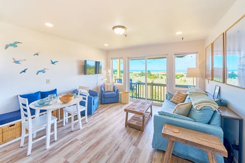 Light-filled living room, peninsula view