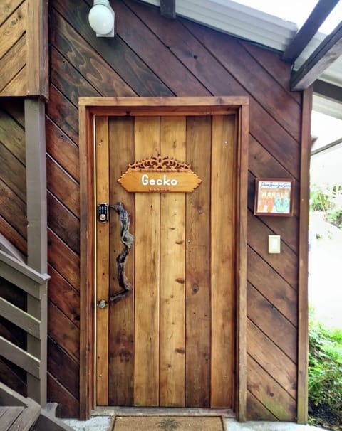 Gecko Room
Front door
Sleeps 6 with cot 7
Cot request 48 hr. in advance