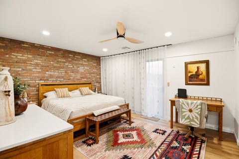 Bedroom 1- 1 king bed