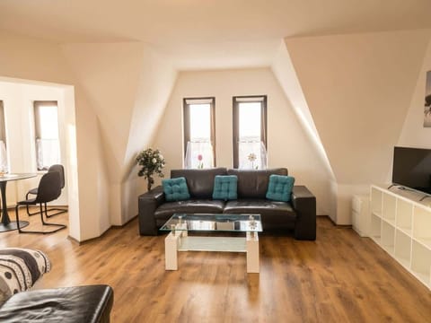 Gemütliches Wohnzimmer mit Smart-TV