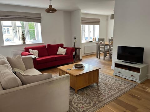 Bright and spacious living room, with comfortable seating, TV, games and wi-fi