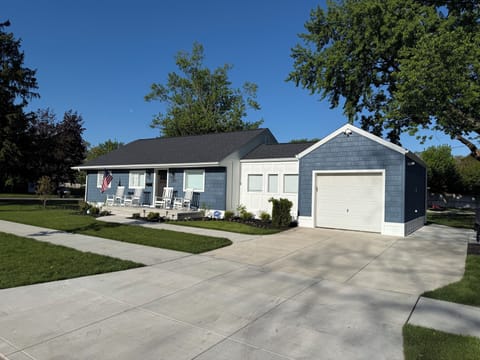 5 Bedroom Home / Sleeps 14 / Walkable to all attractions