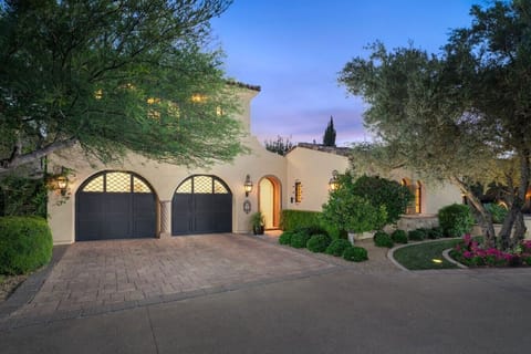 Luxury here extends far beyond the walls of the home. From breathtaking mountain views and quiet resort-style surroundings to exclusive access to premium amenities, every detail was designed to deliver a vacation experience defined by comfort.