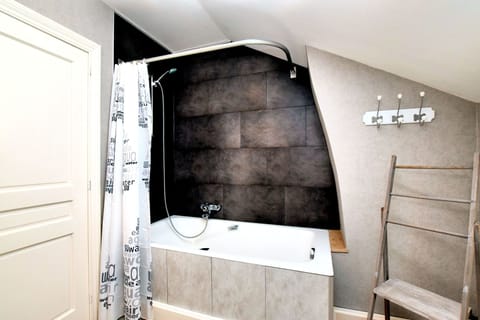 Combined shower/tub