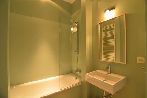 Combined shower/tub