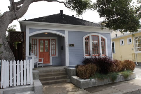 Adorable Historic Cottage one block to Lovers Point and Downtown