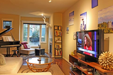 Living area | TV, fireplace, video games, DVD player