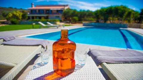 Here it is easy to relax. The swimming pool is heated on demand.