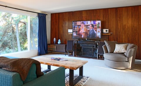 Living room | TV, fireplace, stereo