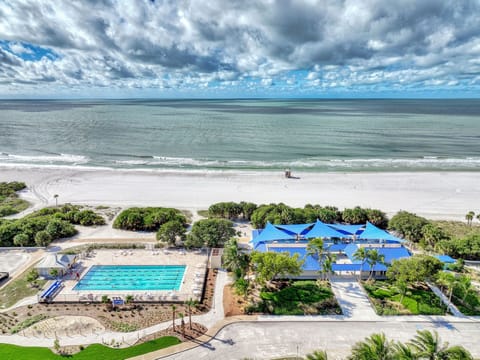 Beach nearby, sun loungers, beach towels