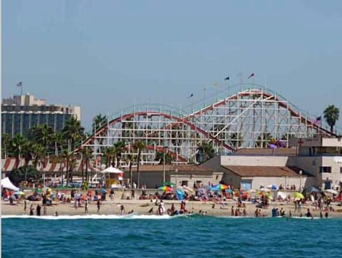 Beach nearby, sun loungers, beach towels