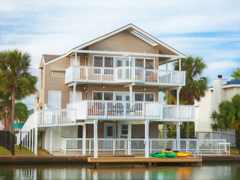 Multiple decks & waterfront areas allow large groups to relax comfortably.