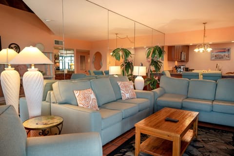 Comfortable Living room with Queen sleeper sofa - Commercial Grade