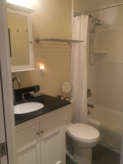 Bath w Granite Counters and Tub/Shower