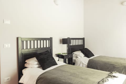 Bedroom 3 with twin beds. 